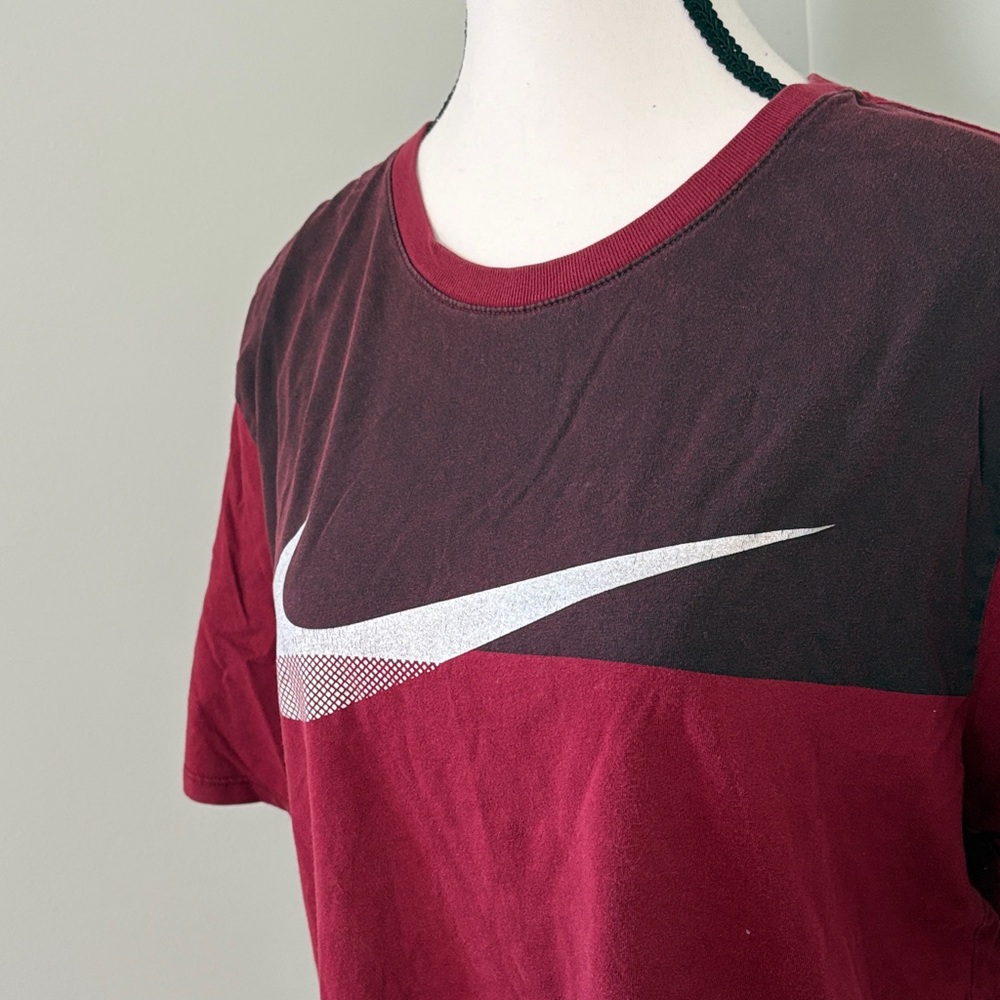 Nike Men's Burgundy and Red Short Sleeve Tee